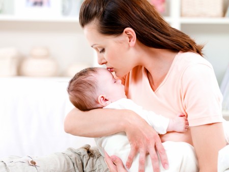 Уход за новорожденным ребенком в первые дни жизни | что нужно знать маме
