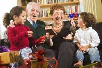 Что подарить бабушке и дедушке на новогодние праздники