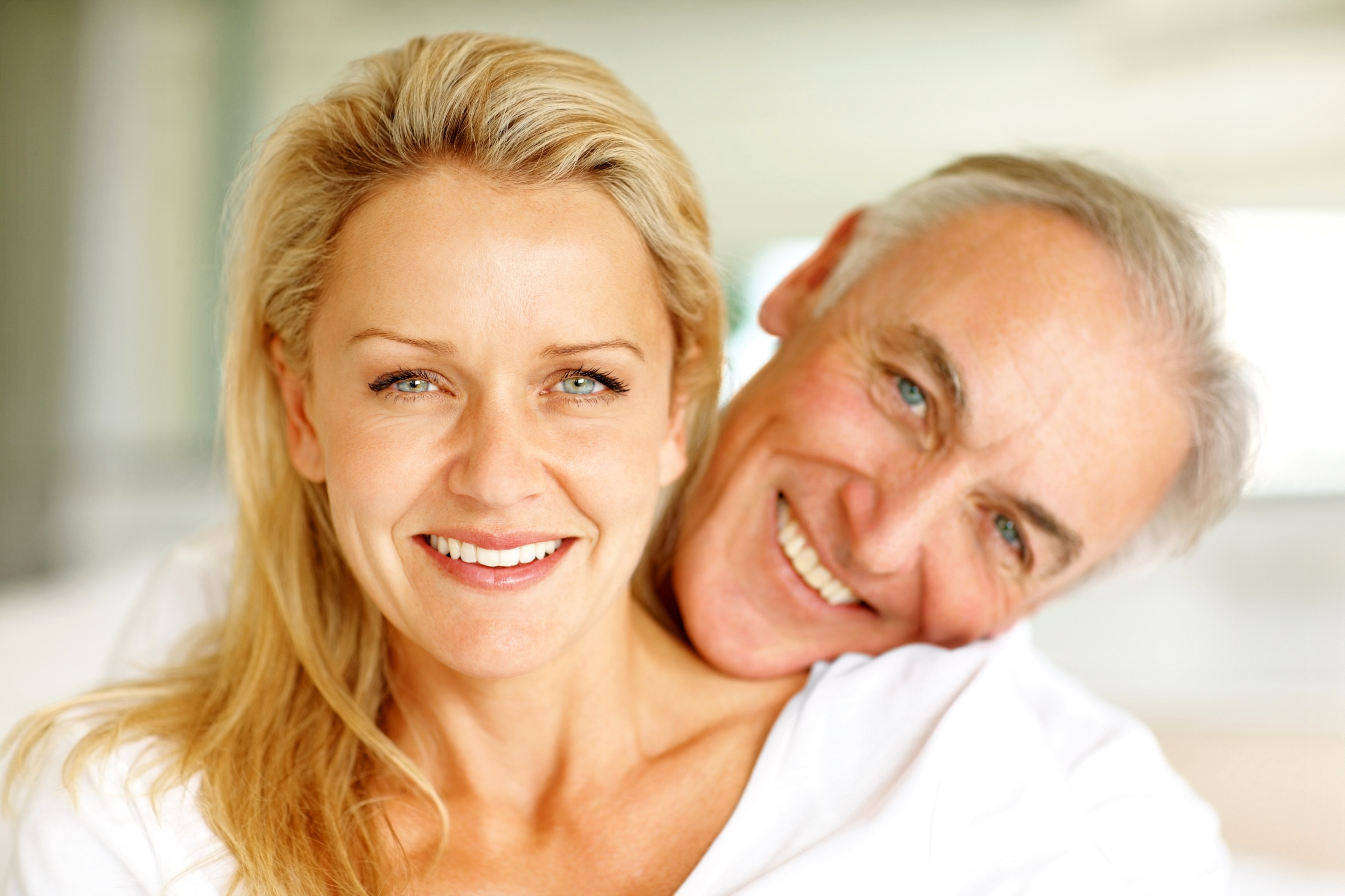 Климакса у мужчин после 50. Красивая пожилая женщина. Женщина климактерического возраста. Климактерический период у женщин. Мужчина и женщина улыбаются.