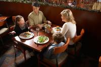 Что нужно знать и какое выбрать детское меню, отправляясь в ресторан с ребенком