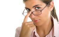 Чему отдать своё предпочтение очкам или контактным линзам?